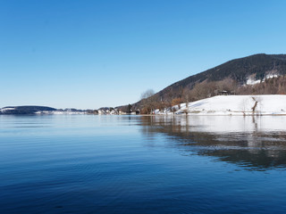 Paysage de Haute-Bavière. Les eaux lumineuses et calmes du lac de Tegernsee vu depuis Rottach-Egern sur la rive sud