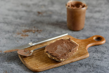 Ein Brot bestrichen mit Nuss Nougat Creme