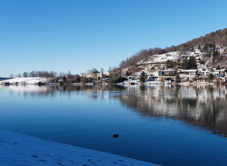 Fototapeta na wymiar Paysage de Haute-Bavière. Les eaux lumineuses et calmes du lac de Tegernsee vu depuis Rottach-Egern sur la rive sud