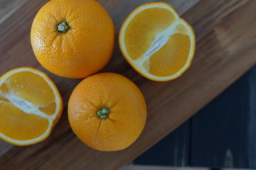 Orangen auf einem Küchenbrett