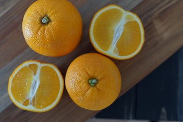 Orangen auf einem Küchenbrett