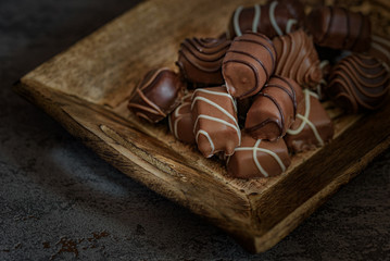 Schokoladen Pralinen liegen in einer braunen Schale