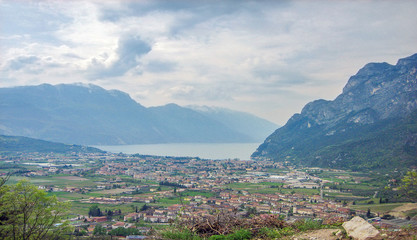 Fototapeta na wymiar riva del garda, lake in Italy