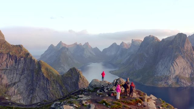 Lofoten Berg Reine Wanderung Drohne Aerial Landschaft Norwegen Sonnenaufgang 