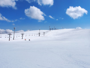Fototapeta na wymiar スキー場のゲレンデ_白い雪と青空