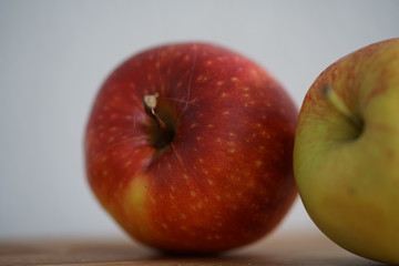 Äpfel auf einem Küchenbrett