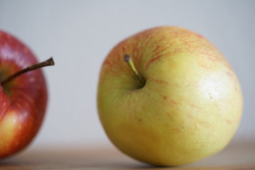 Äpfel auf einem Küchenbrett