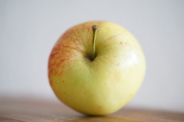 Äpfel auf einem Küchenbrett