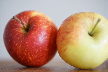 Äpfel auf einem Küchenbrett