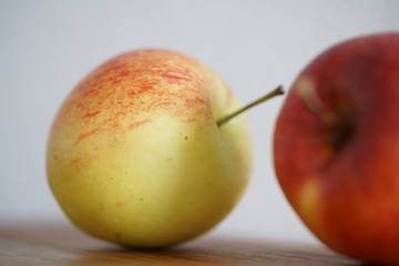 Äpfel auf einem Küchenbrett