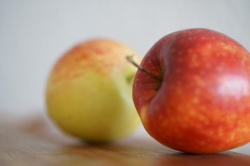 Äpfel auf einem Küchenbrett