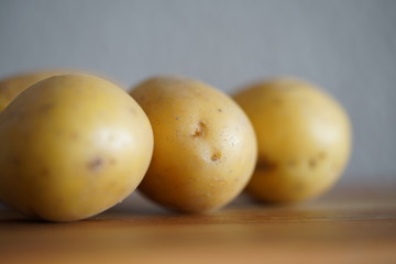 Kartoffeln auf einem Küchenbrett