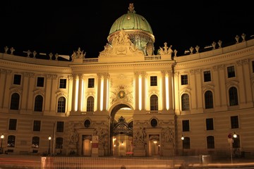 Fototapeta na wymiar 夜のホーフブルグ宮殿