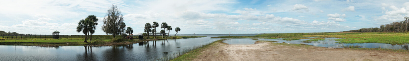 Obraz premium Lake Tohopekalag at St Cloud Florida showing landing area for airboats and other vessels
