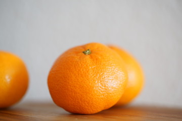 Mandarinen auf einem Küchenbrett