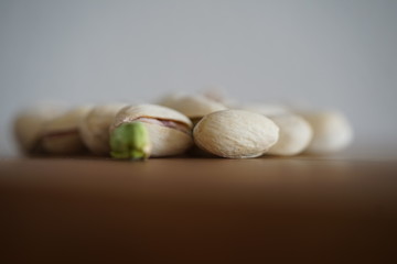 Pistazien auf einem Küchenbrett