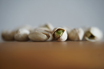 Pistazien auf einem Küchenbrett