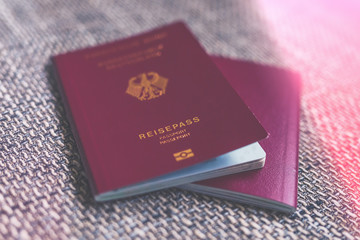 roter deutscher Reisepass liegt auf einem Sofa