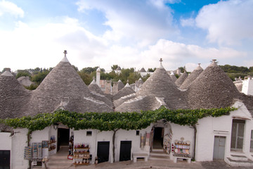 Fototapeta na wymiar villaggio con tetto a forma di cono case Alberobello Puglia Italia