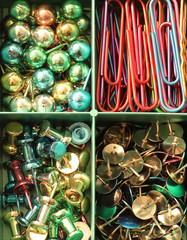 Naklejka premium Stationery set. Paper clips, clothespins, push pins