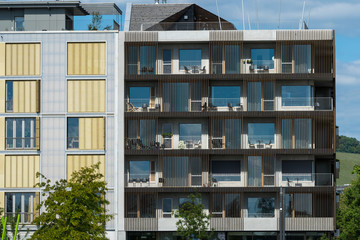 Obraz premium Hausfassade mit Balkonen und Holzverkleidung