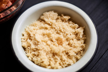 Pour milk into a plate with bread to prepare a dish - cutlets.