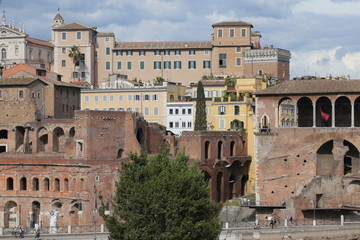 Obraz premium A view of buildings in the Monti neighbourhood in Rome.