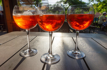 tre bicchieri di aperitivo sul tavolo