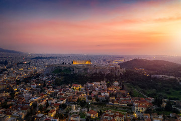 Luft Panorama der Skyline von Athen, Griechenland, mit Acropolis, Altstadt und romantischem Himmel bei Sonnenuntergang