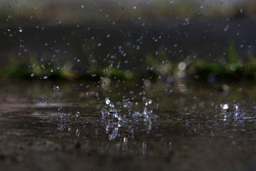 Bei einem starken Regen fallen große Tropfen auf den Boden