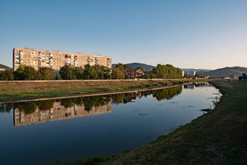 Fototapeta na wymiar Blick über den Fluss Latorica in Mukachevo in der Ukraine