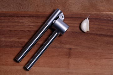 Knoblauch mit einer Knoblauchpresse