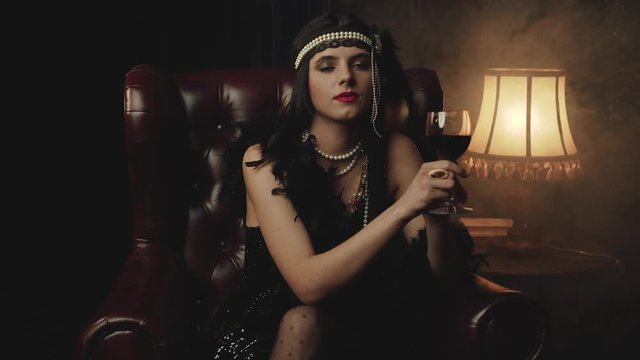 Figure of girl in gatsby style