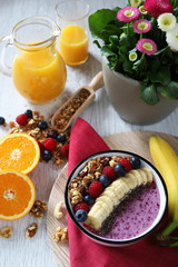 gesundes frühstück mit obst orangensaft und einer früchstücks-bowl
