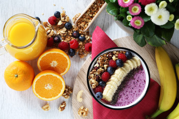 gesundes frühstück mit obst orangensaft und einer früchstücks-bowl