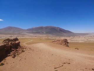 Fototapeta na wymiar Piedras rojas y logogrifos en San Pedro de Atacama
