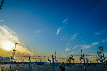 横浜港のクレーン群と夕景