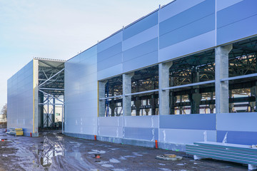 wall assembly of a new factory building using steel sandwich panels
