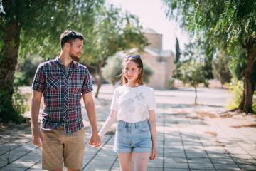 Obraz premium Lovers walk on a shady alley