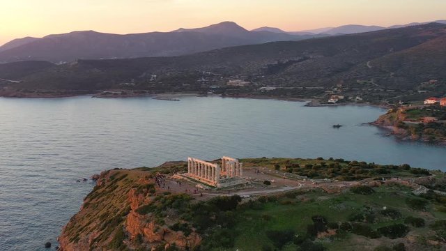 Die Ruinen des Tempels von Poseidon am Kap Sounion bei Sonnenuntergang, s&uuml;dliches Attika, Griechenland