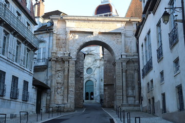 La porte noire à Besançon - arc de triomphe gallo romain du 2 ème siècle  - Ville de Besançon...