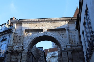 La porte noire à Besançon - arc de triomphe gallo romain du 2 ème siècle  - Ville de Besançon - département du Doubs - Région Bourgogne Franche Comté - France