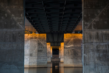 Fototapeta na wymiar pod mostem