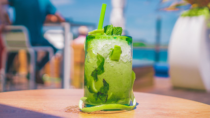 Mojito sobre mesa de madera
