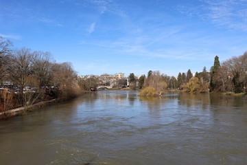 La rivière le Doubs dans la ville de Besançon - Ville de Besançon - département du Doubs -...