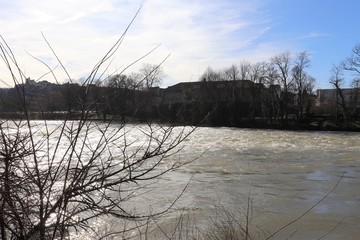 La rivière le Doubs dans la ville de Besançon - Ville de Besançon - département du Doubs -...