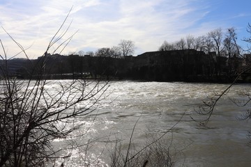 La rivière le Doubs dans la ville de Besançon - Ville de Besançon - département du Doubs -...