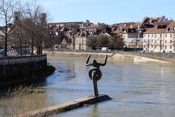 La rivière le Doubs dans la ville de Besançon - Ville de Besançon - département du Doubs -...