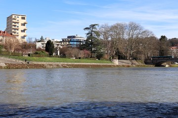 La rivière le Doubs dans la ville de Besançon - Ville de Besançon - département du Doubs -...