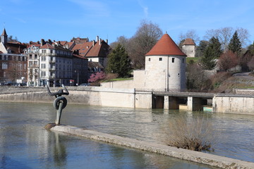 La rivière le Doubs dans la ville de Besançon - Ville de Besançon - département du Doubs -...